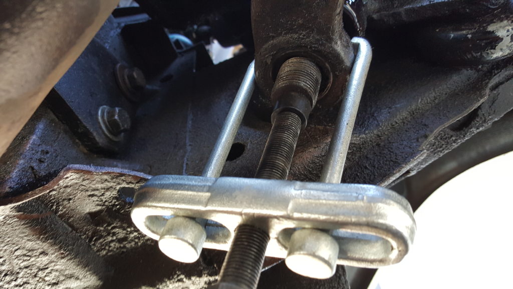 It looks like this steering wheel puller will work to remove the pitman arm, but it won't.